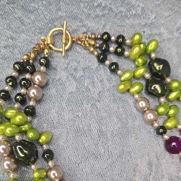Vibrant Smithsonian Beaded Necklace with Green and Purple Accents - Picture 3 of 3